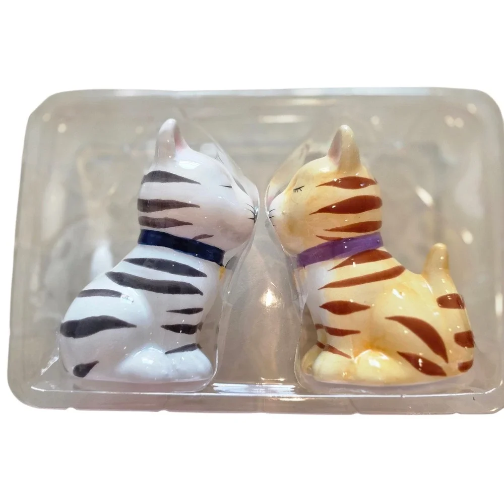 NIB Cat Lover Magnetic Kissing Cats Salt And Pepper Set